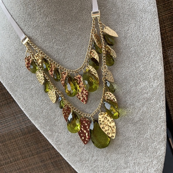 New✨ - Layered Green & Gold Statement Necklace - Picture 10 of 15